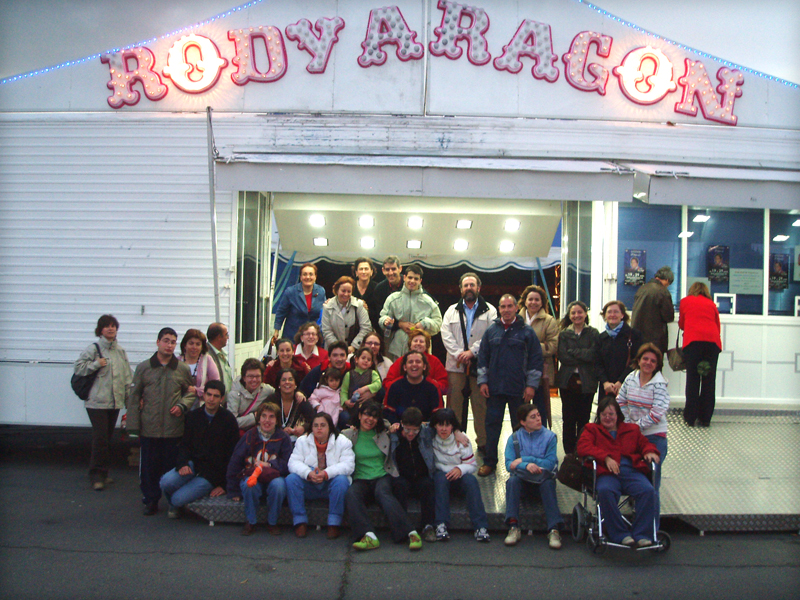 Grupo de asistentes de AVIVA y sus familias frente a la entrada al Circo.